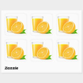 De helft van sinaasappel en een glas sap vierkante sticker (Vel)