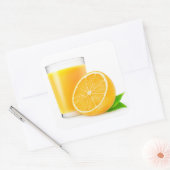 De helft van sinaasappel en een glas sap vierkante sticker (Envelop)