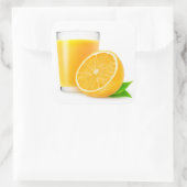 De helft van sinaasappel en een glas sap vierkante sticker (Tas)