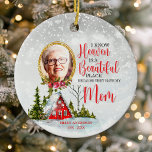 De hemel is een prachtige plek moeder foto gedenkt keramisch ornament<br><div class="desc">Eer de herinnering aan je geliefde moeder met dit oprechte "Ik weet dat de hemel een mooie plek is omdat ze mijn moeder hebben" gedenkteken ornament. Met een aanpasbare foto, een winterse scène met een rode cabine en een ontroerende boodschap, is dit ornament een geruststellende herinnering aan je moeder tijdens...</div>
