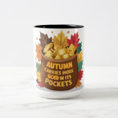 De herfst draagt meer goud in zijn zakken. tweekleurige koffiemok (Center)