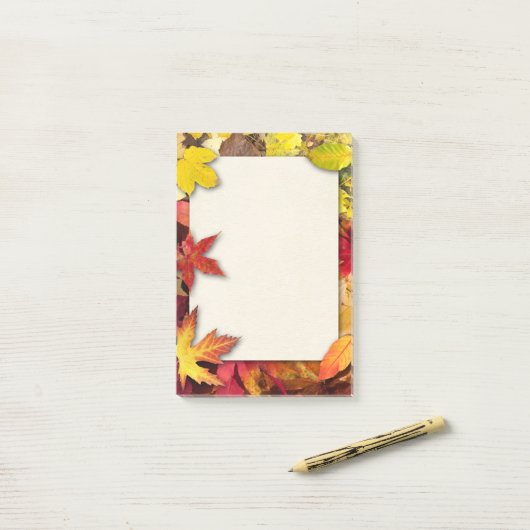 De herfst laat na de opmerkingen post-it® notes (Op bureau)