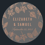 De herfst leest Copper Gray Round Wedding Sticker<br><div class="desc">Pas deze Elegant en Chic Autumn bladeren Faux Copper Wedding Rond Stickers aan die op een donkergrijze achtergrond worden ontworpen. Ideaal voor een stijlvolle valbruiloft. Houd er rekening mee dat het koper een kleurenafdruk is en in feite geen metalen kleur of folie is. Alle andere overeenkomende objecten zijn te vinden...</div>