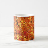 De herfst lekt op boom - foto. koffiemok (Center)