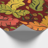 De herfst lekt op donkerrode achtergrond cadeaupapier (Hoek)