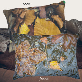 De herfstbladeren in de bosstroom accent kussen