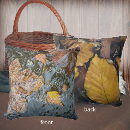 De herfstbladeren in de bosstroom kussen