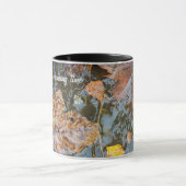 De herfstbladeren in de bosstroom mok (Midden)