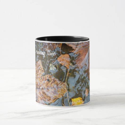 De herfstbladeren in de bosstroom mok (Midden)