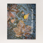 De herfstbladeren in het poster van de bosstroom legpuzzel (Verticaal)