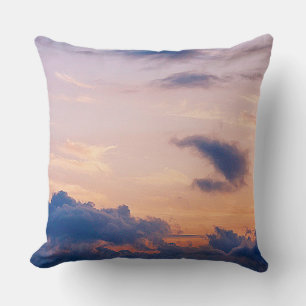 De herfsthemel met een zonsondergang kussen