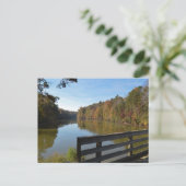 De herfstreflectie op het meer door de Rustic Wood Briefkaart (Staand voorkant)