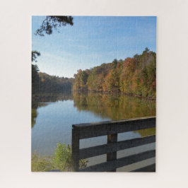 De herfstreflectie op het meer door de Rustic Wood Legpuzzel