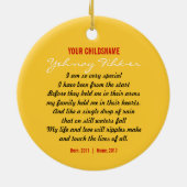 De Herinnering van de Goedkeuring van de Jongens Keramisch Ornament (Achterkant)