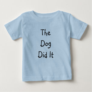 DE HOND DEED HET T-SHIRT VAN HET KIND