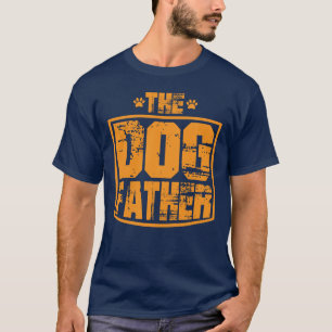 De hond heeft een gravin versleten t-shirt