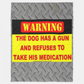 DE HOND HEEFT EEN PISTOOL FLEECE DEKEN (Voorkant)