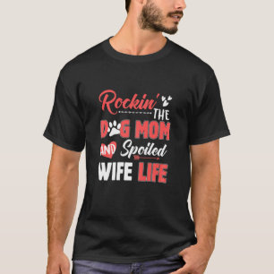 De hond van de vrouw ligt op de rand van de afgron t-shirt