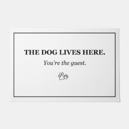 De hond woont hier, jij bent de gast Grappige Hond Deurmat