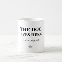 De hond woont hier, jij bent de gast Grappige hond