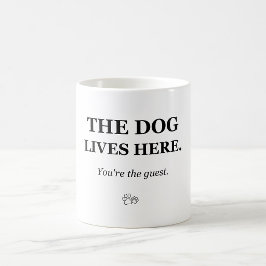 De hond woont hier, jij bent de gast Grappige hond Koffiemok