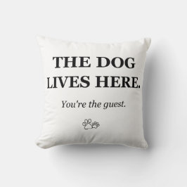 De hond woont hier, jij bent de gast Grappige hond Kussen
