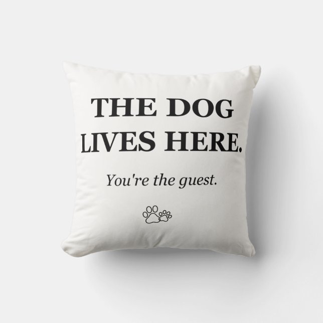 De hond woont hier, jij bent de gast Grappige hond Kussen (Voorkant)