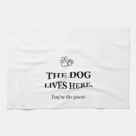 De hond woont hier, jij bent de gast Grappige hond Theedoek