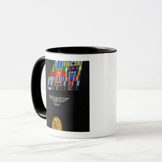 De hoofdbadge van de bevelkapitein mok (Voorkant links)