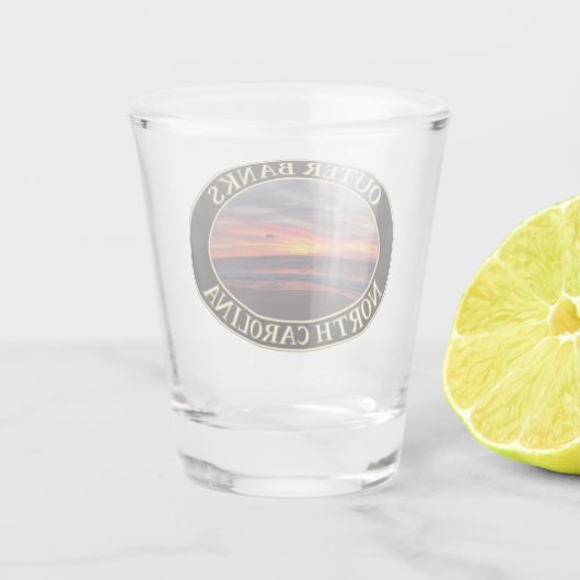 De hoofdplaats is Kat Hawk, North Carolina Shot Glas (Achterkant)