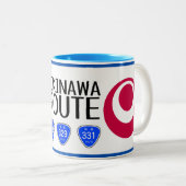 De hoofdplaats is Okinawa Japan Island Highways, O Tweekleurige Koffiemok (Voorkant rechts)