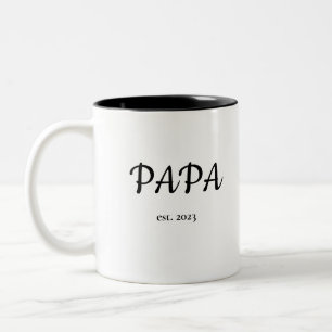 De hoofdplaats is Vaderdag Papa Est. Datum met kin Tweekleurige Koffiemok