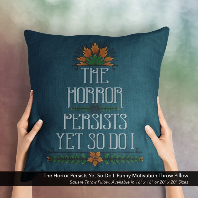 De horror blijft, maar ik heb ook een grappige mot kussen (The Horror Persists Yet So Do I. Sarcastic Motivational Quote Square Throw Pillow.)