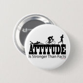 De houding is sterker dan feiten ronde button 5,7 cm (Voorkant /achterkant)