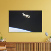 De Hubble Ruimtetelescoop in een baan boven Aarde Canvas Afdruk (Insitu (Woonkamer))