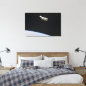 De Hubble Ruimtetelescoop in een baan boven Aarde Canvas Afdruk (Insitu (Slaapkamer))