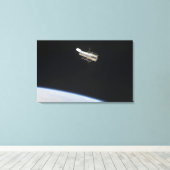 De Hubble Ruimtetelescoop in een baan boven Aarde Canvas Afdruk (Insitu (Houten vloer))