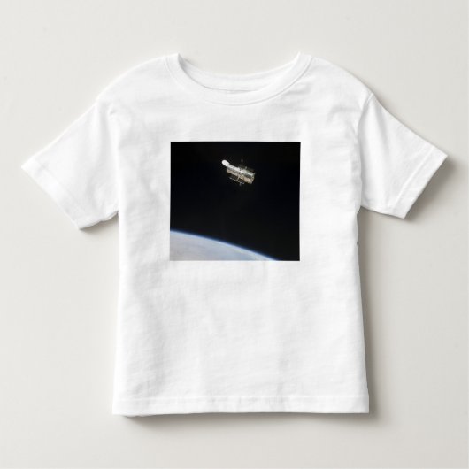 De Hubble Ruimtetelescoop in een baan boven Aarde  Kinder Shirts (Voorkant)