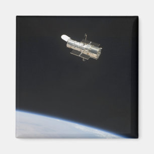 De Hubble Ruimtetelescoop in een baan boven Aarde  Magneet