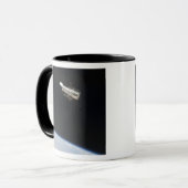 De Hubble Ruimtetelescoop in een baan boven Aarde  Mok (Voorkant links)