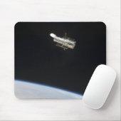 De Hubble Ruimtetelescoop in een baan boven Aarde Muismat (Met muis)