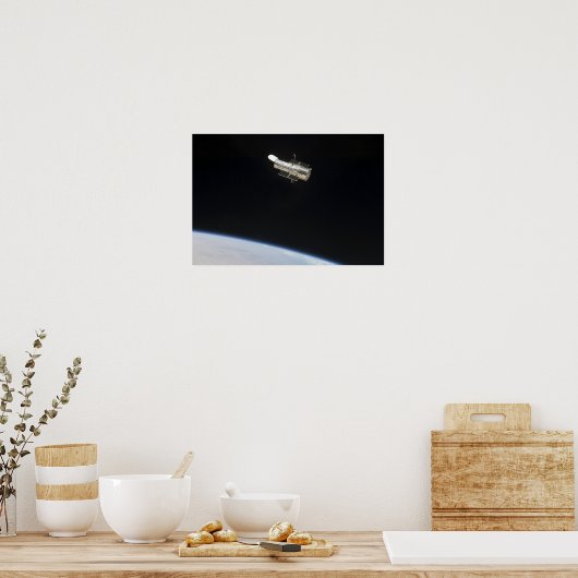 De Hubble Ruimtetelescoop in een baan boven Aarde  Poster (Keuken)