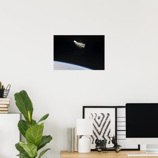 De Hubble Ruimtetelescoop in een baan boven Aarde  Poster (Thuiskantoor)