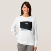 De Hubble Ruimtetelescoop in een baan boven Aarde T-shirt (Voorkant volledig)