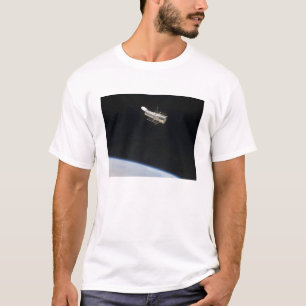 De Hubble Ruimtetelescoop in een baan boven Aarde T-shirt