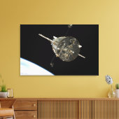 De Hubble ruimtetelescoop in een baan boven de aar Canvas Afdruk (Insitu (Woonkamer))