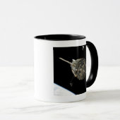 De Hubble ruimtetelescoop in een baan boven de aar Mok (Voorkant rechts)