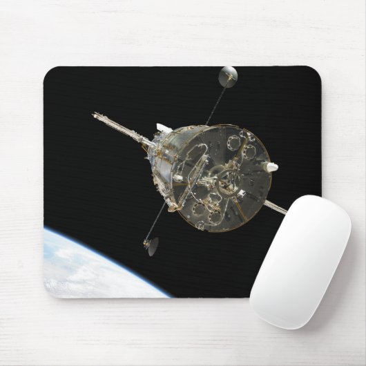 De Hubble ruimtetelescoop in een baan boven de aar Muismat (Met muis)