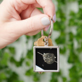 De Hubble ruimtetelescoop in een baan boven de aar Sleutelhanger (Hand)