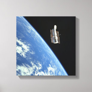 De Hubble Ruimtetelescoop met een blauwe aarde Canvas Afdruk